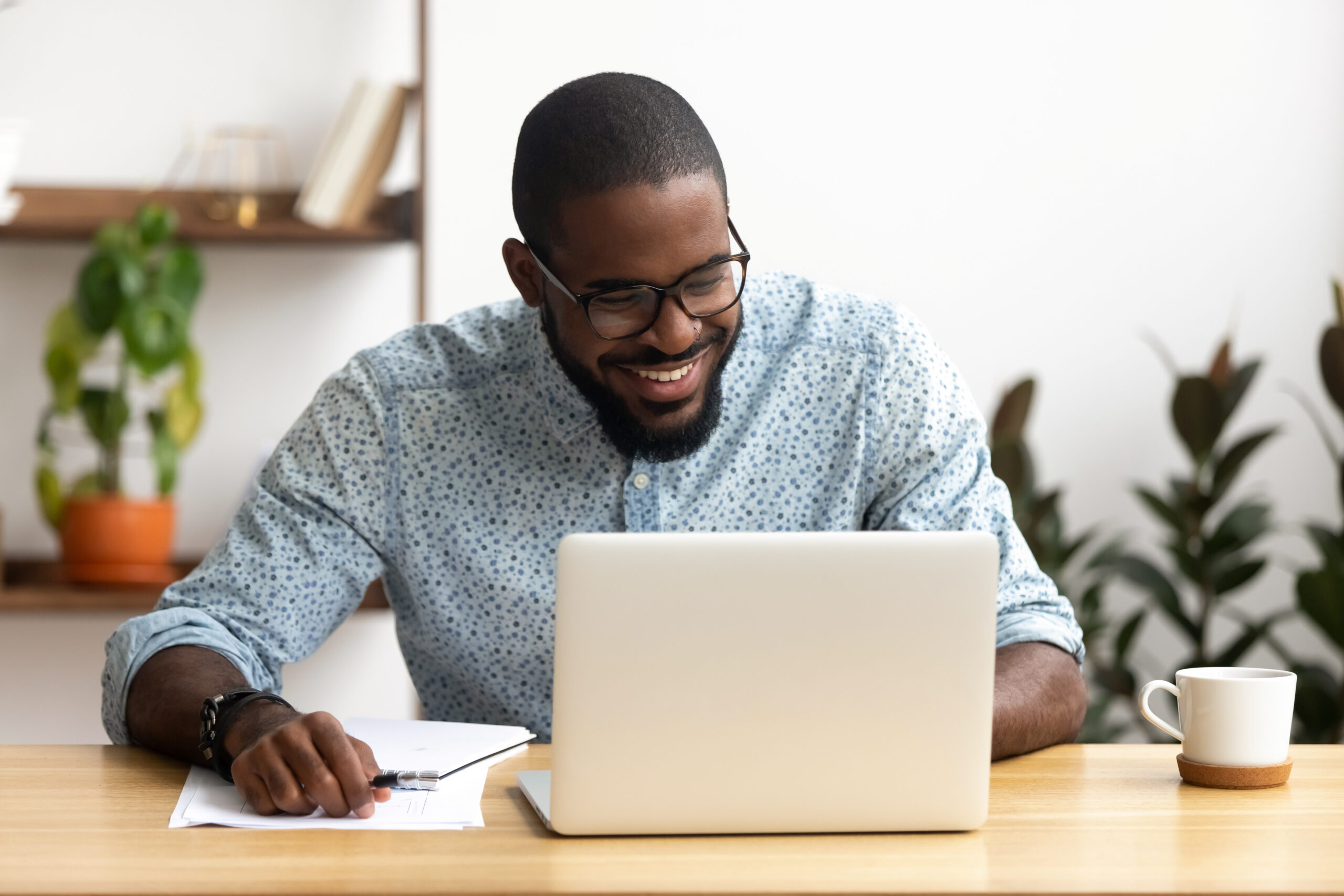 Person using a computer to send an eCard